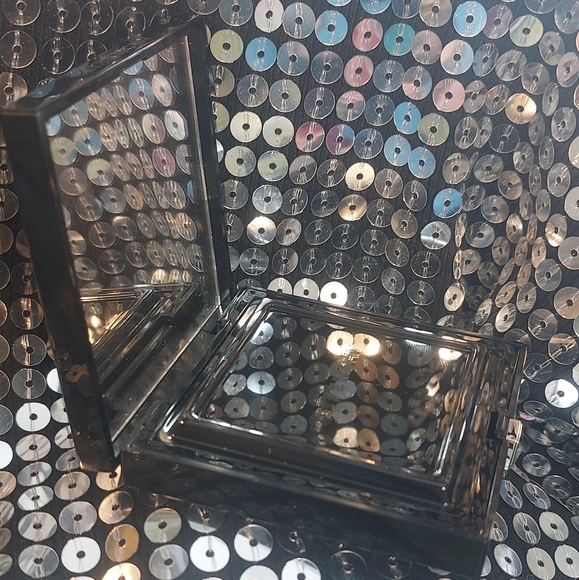 GIVENCHY Teint Couture SHIMMER Powder COLOR: 02 Shimmery Gold FACE HIGHLIGHTER. - Picture 11 of 11